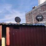 گھر سے ٹکراتی خطرناک بجلی کی تار، مکینوں کی جان کو لاحق خطرہ