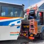 نظام آباد میں خوفناک حادثہ: کنٹینر ٹرک نے کھڑی ہوئی ٹریول بس کو ٹکر مار دی