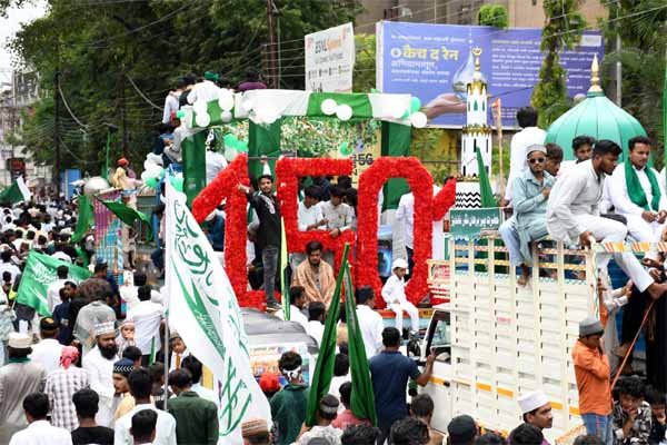 ناندیڑ میں عید میلادالنبیﷺ کا عظیم الشان جلوس ہزاروں عاشقانِ رسول ﷺکی شرکت